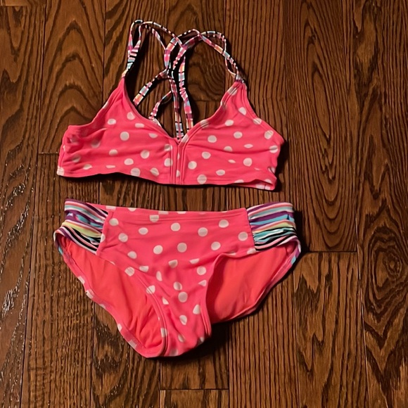 19 pieces of swimwear! Great swim shirts for when it’s very sunny outside! - Picture 13 of 13